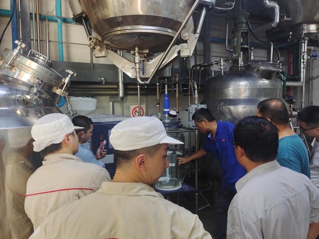 烈日下的匠心傳承、鄭州長(zhǎng)城科工貿(mào)陳工在高溫車間中的玻璃反應(yīng)釜設(shè)備培訓(xùn)紀(jì)實(shí)